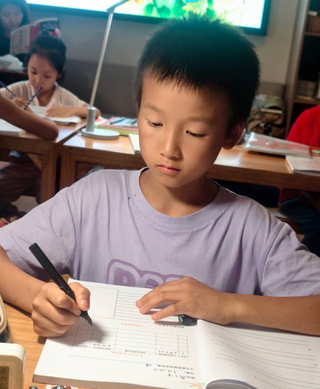 哥哥今年就起着带头的作用了，每天带着弟弟上学，回来弟