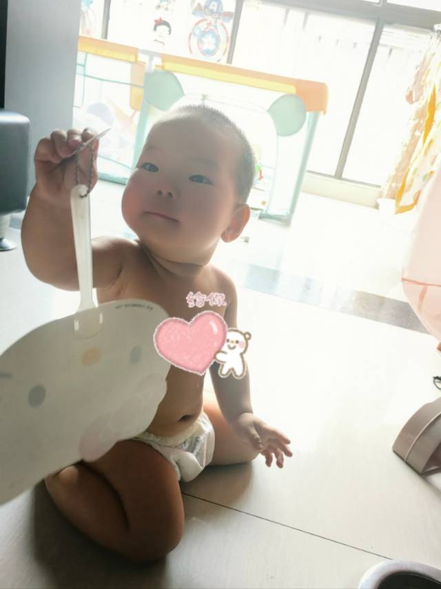 妹妹：能走几步啦还能自己站起来啦今天尝试喝了酸奶味道